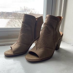 Universal Thread Healed Booties